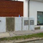 Betonová stěrka na plotě